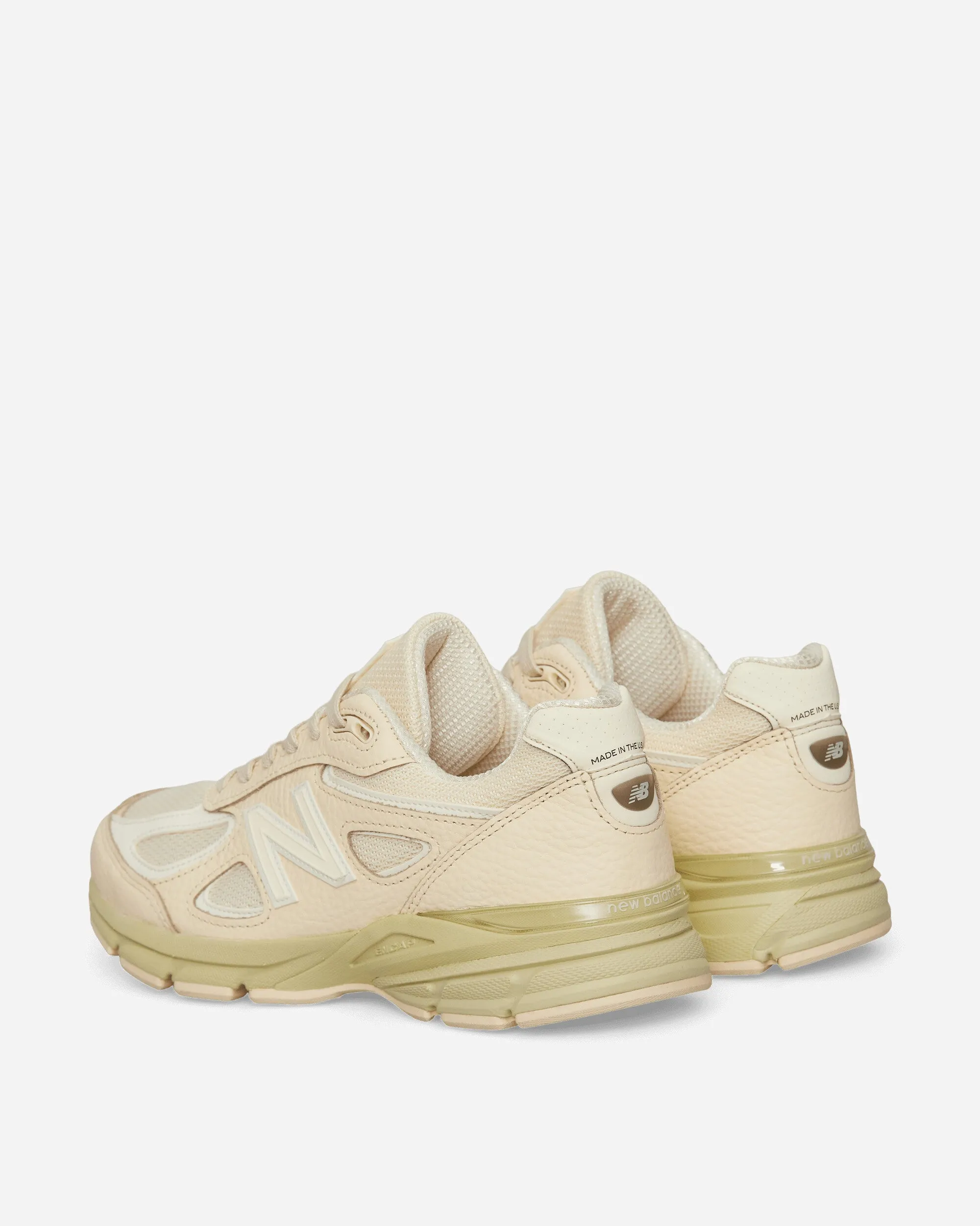 990v4 Sneakers Macadamia-Nuss / Morchel