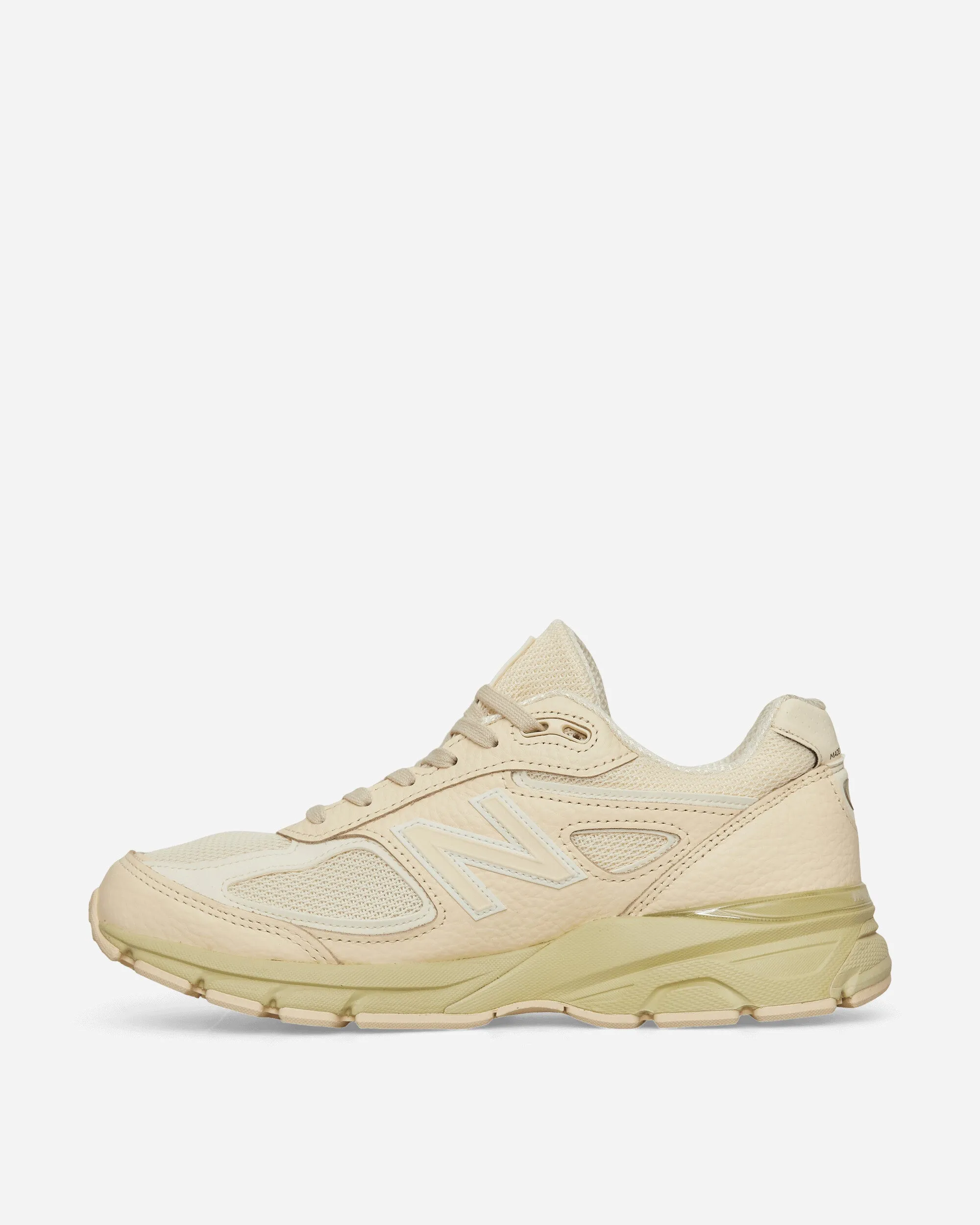 990v4 Sneakers Macadamia-Nuss / Morchel