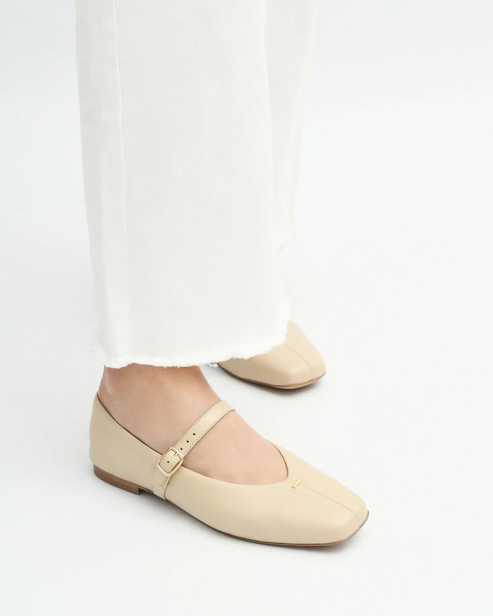 APRIL CASUAL FLATS SAND LEDER
