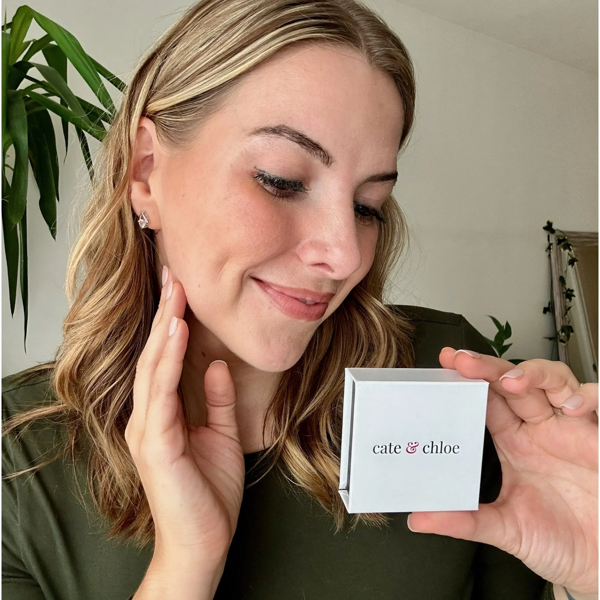 Eloise 18k Weißgold plattierte Steckerohrringe mit Solitär runder Swarovski-Kristall