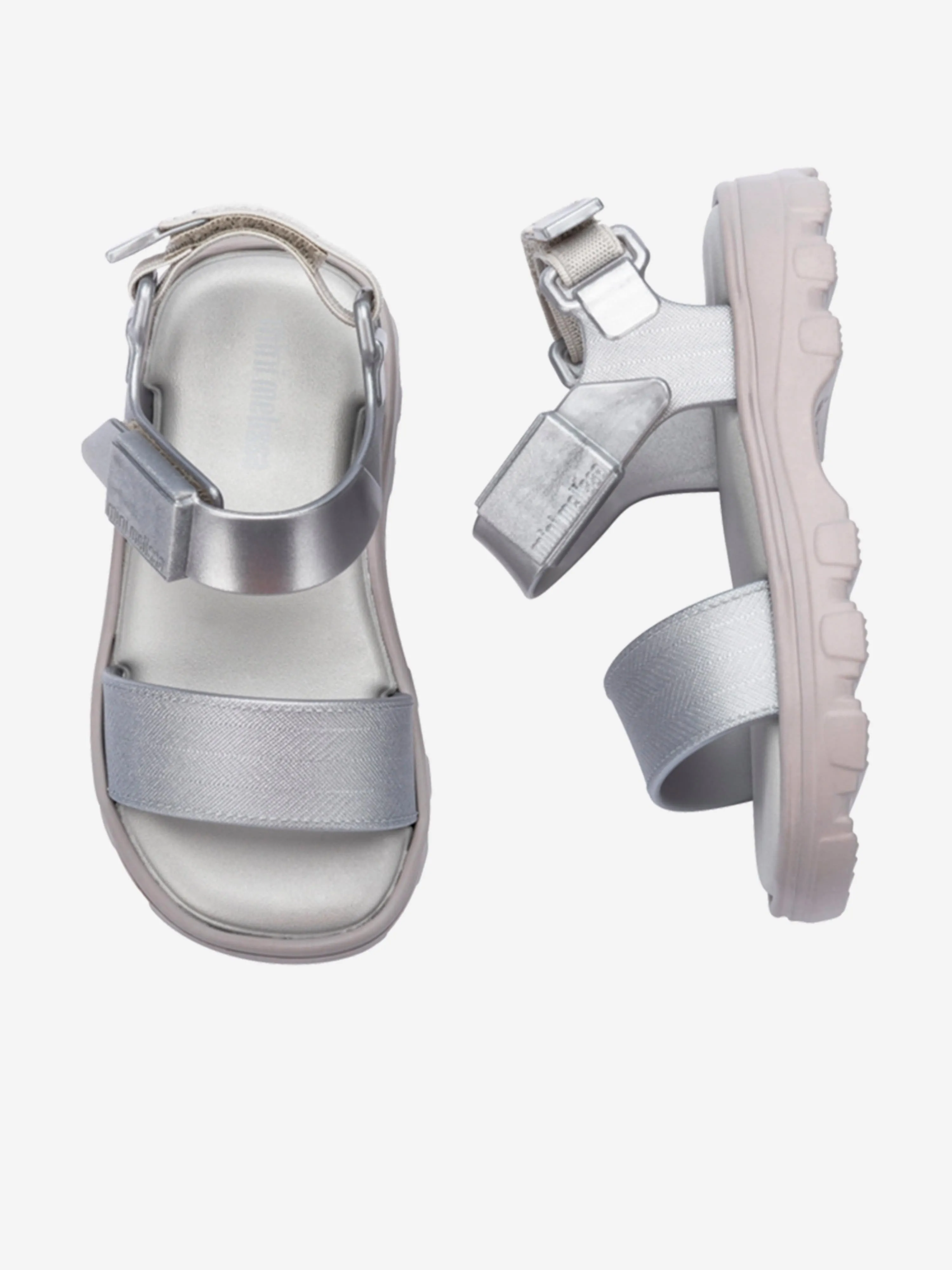 Mädchen stoßen Sandalen in Silber ab