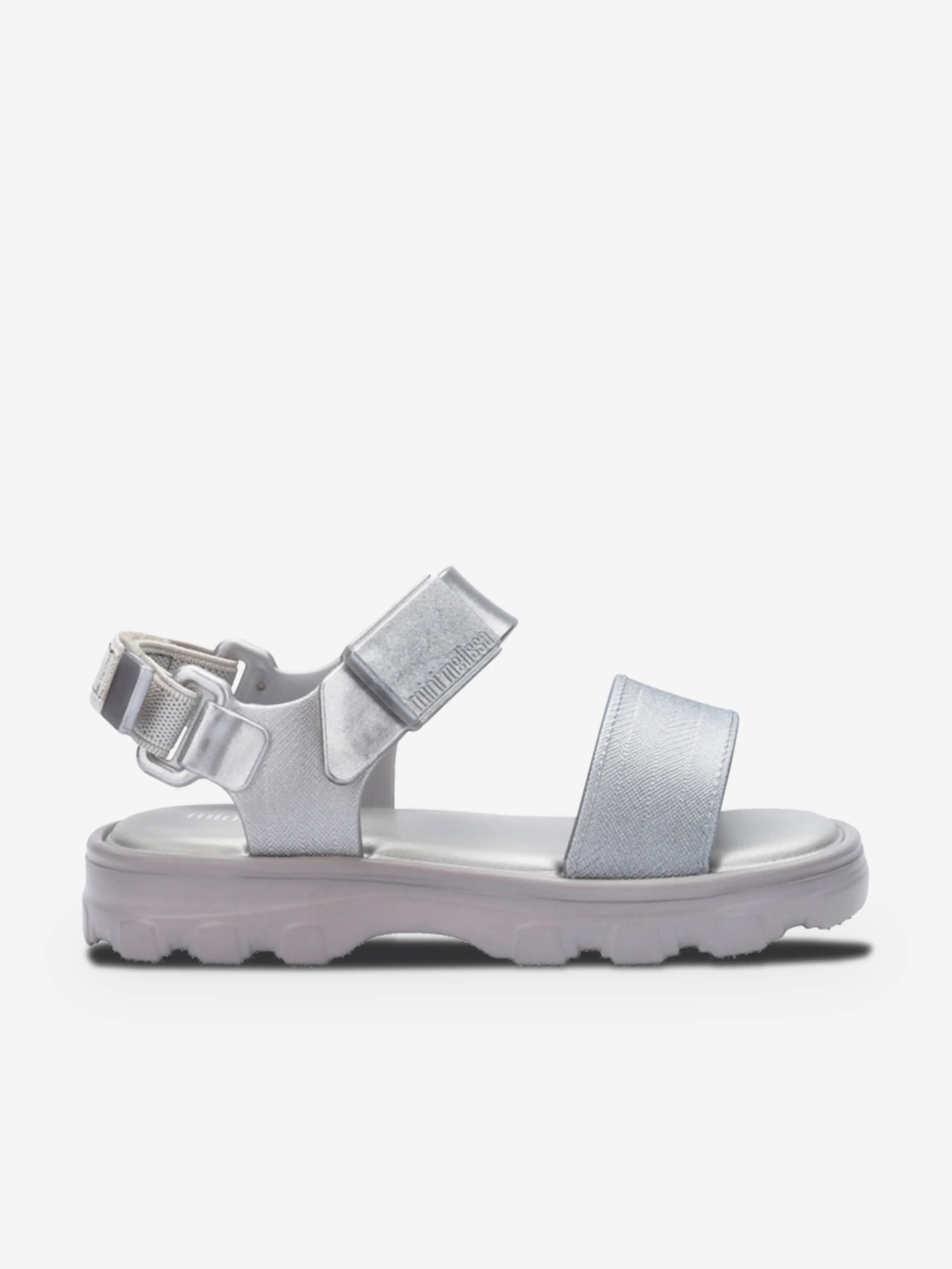 Mädchen stoßen Sandalen in Silber ab