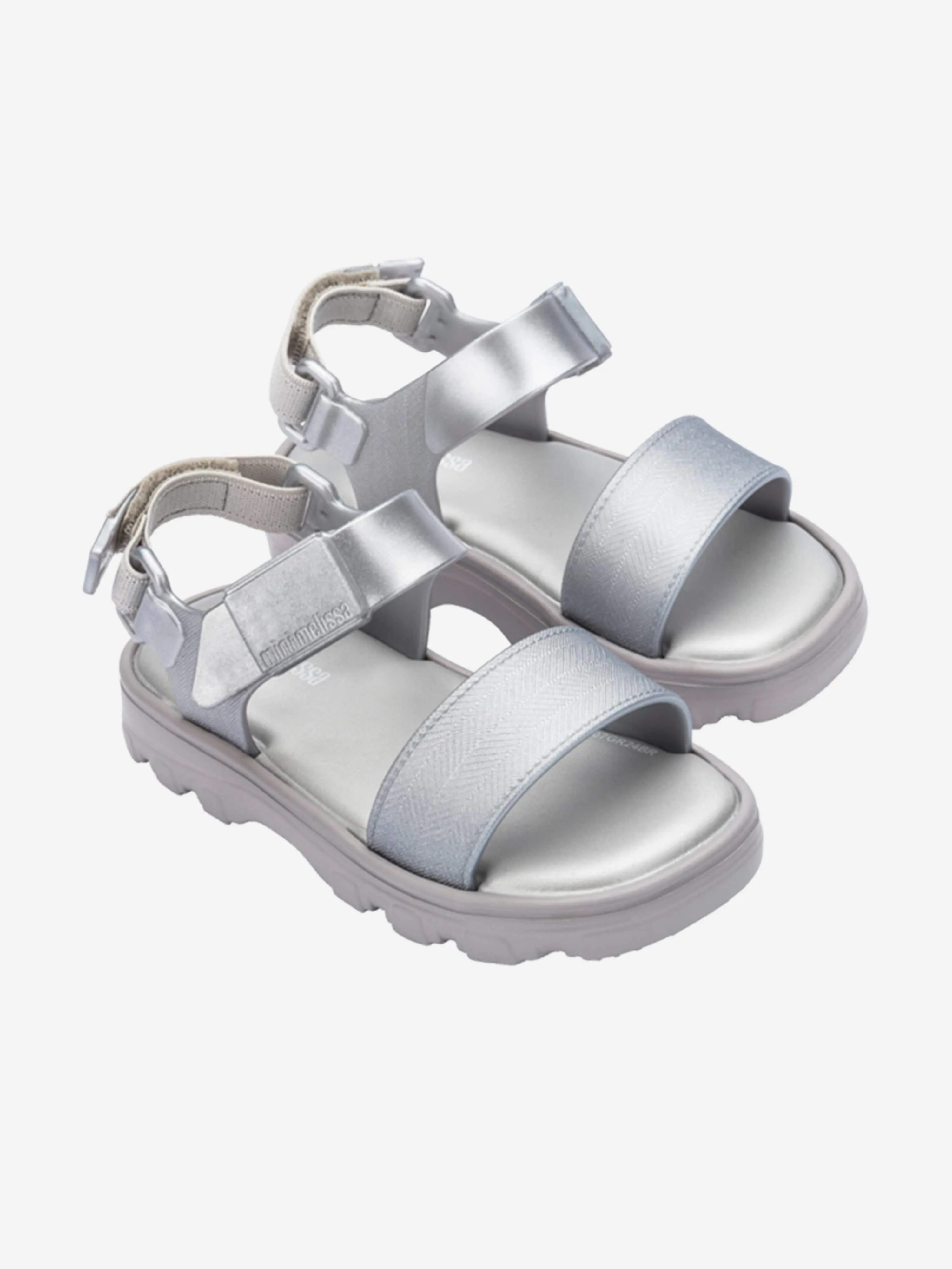 Mädchen stoßen Sandalen in Silber ab