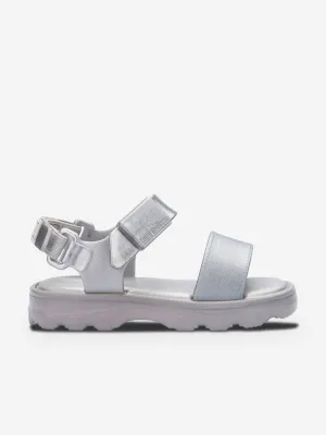 Mädchen stoßen Sandalen in Silber ab