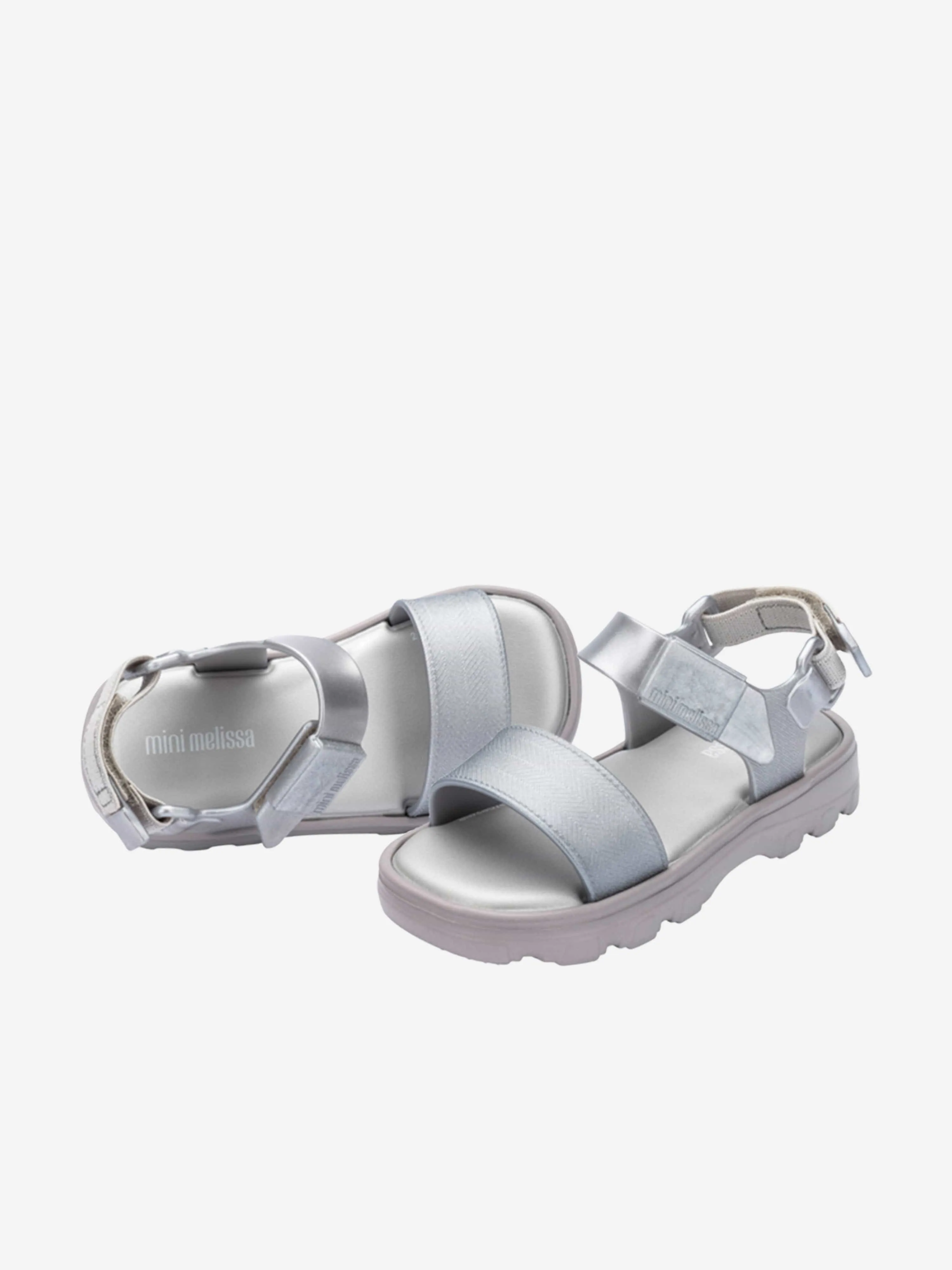 Mädchen stoßen Sandalen in Silber ab