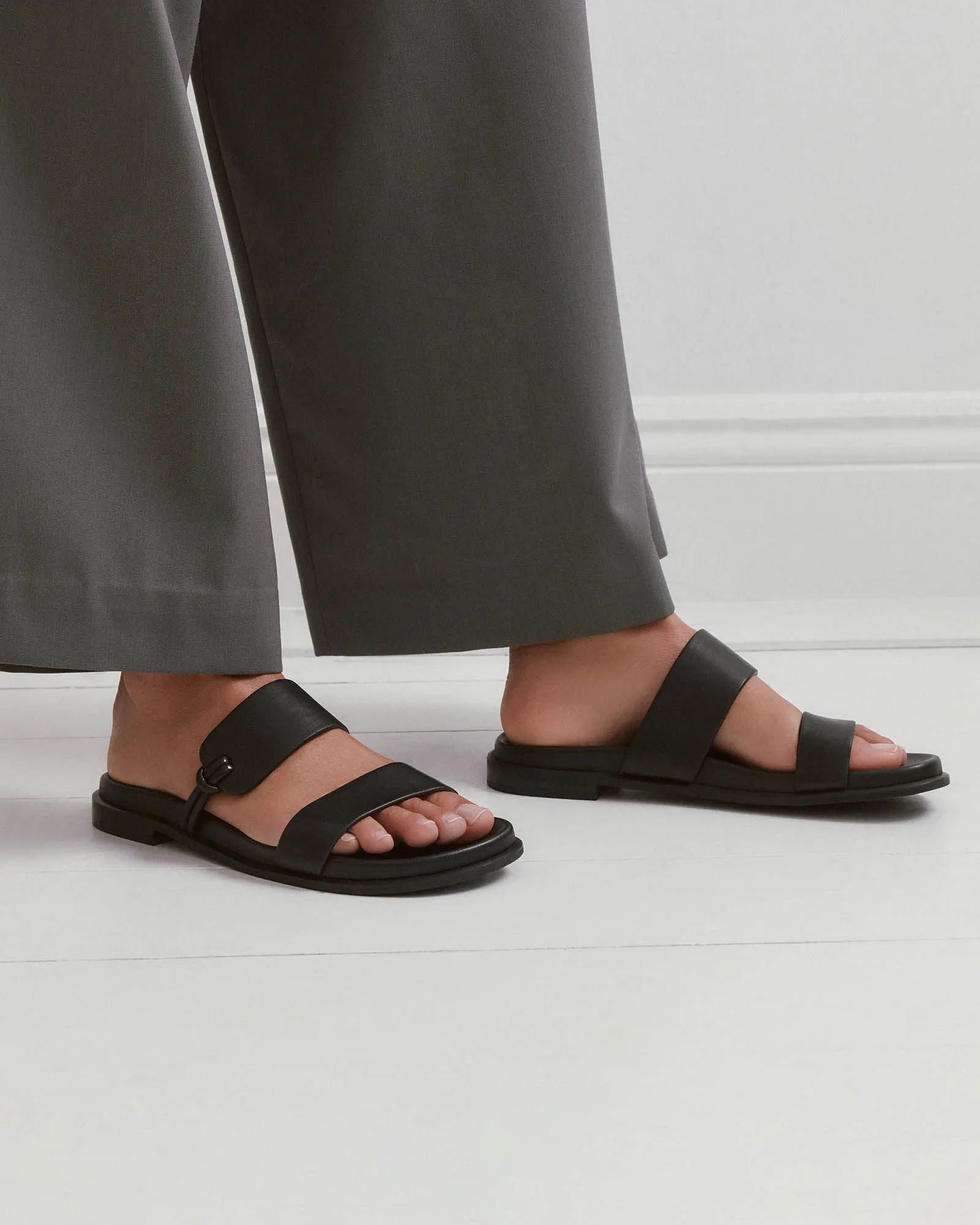 HAYES FLACHER SANDALEN AUS SCHWARZEM LEDER