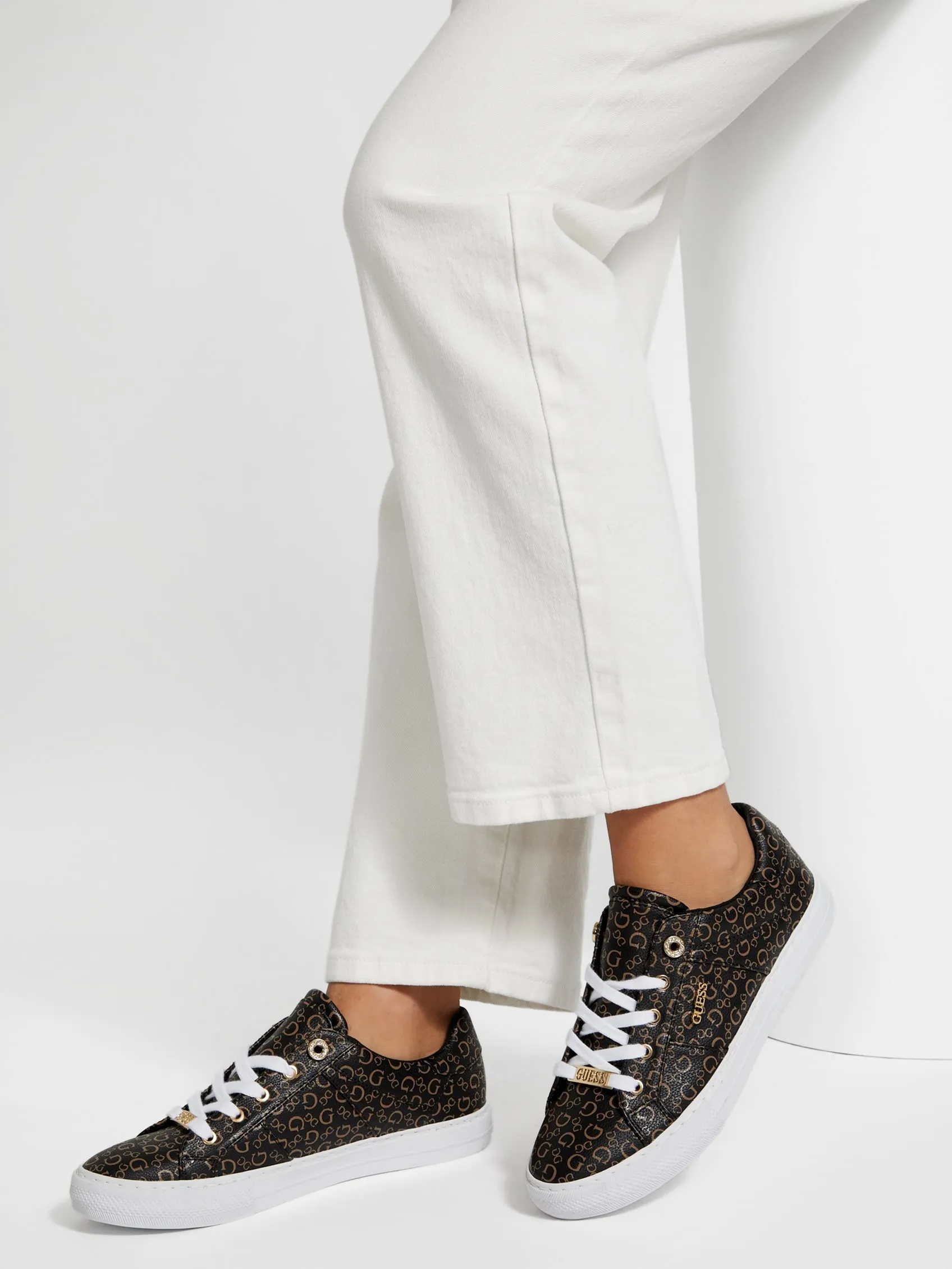 Schauen Sie sich Faux-Leder Low-Top Sneakers von Hey Dude Shoes an