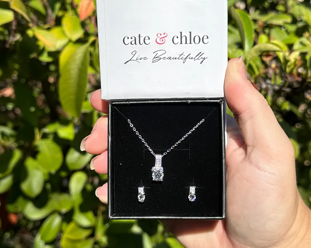 Luxe Swarovski Schmuck Laya 18k Weißgold beschichtete Steckerohrringe mit Swarovski Kristallen — Endgültiger Verkauf