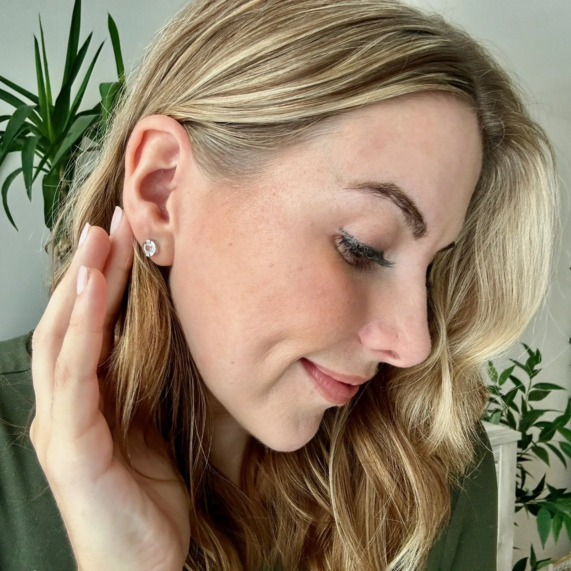 Luxus Swarovski Schmuck Zara 18k Weißgold beschichtete Steckerohrringe mit runden Swarovski Kristallen