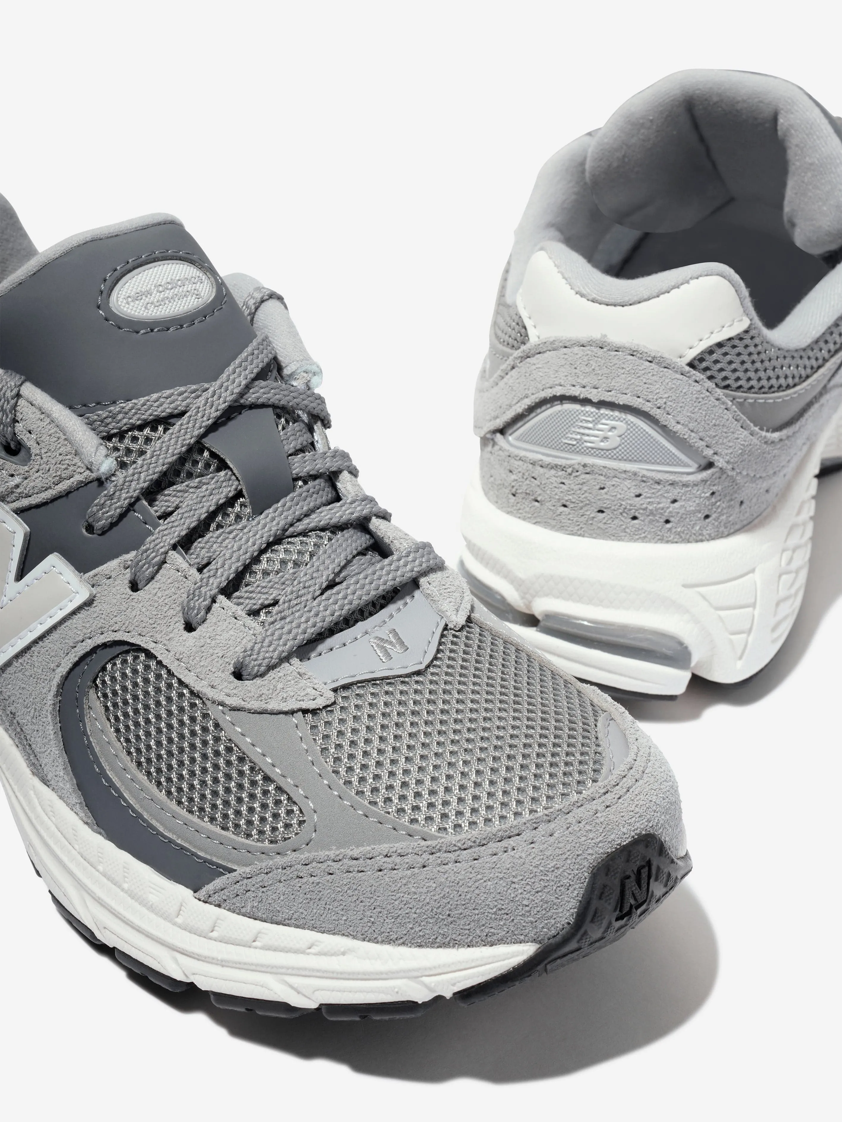 New Balance Kids 2002 Schnürer mit Logo in Grau
