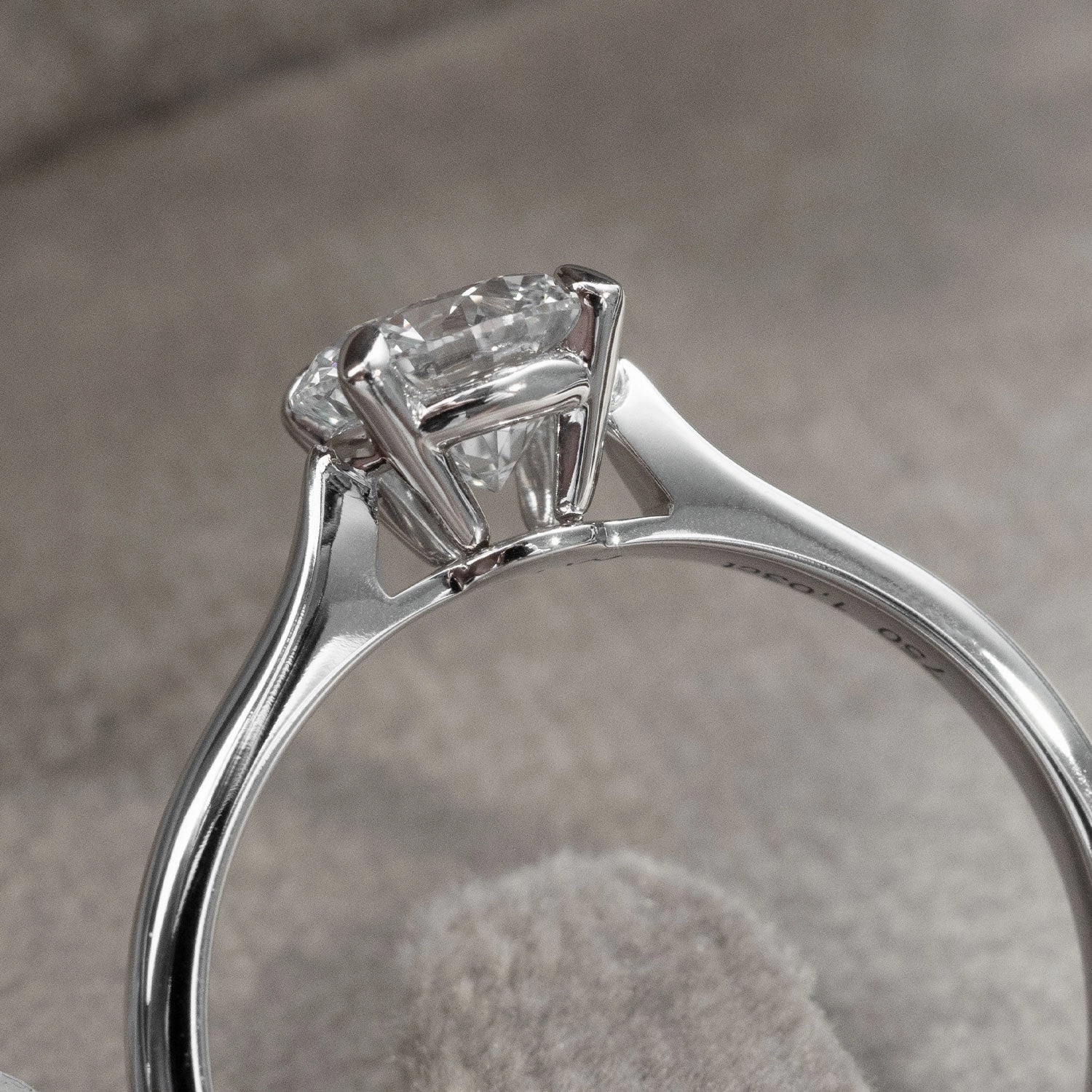 Ring solitaire 750 white gold 1 brilliant 1.03ct. E/VS1