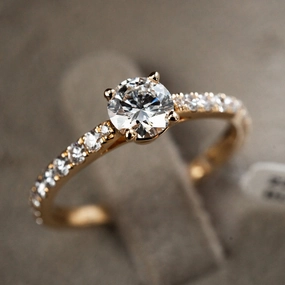 Ring solitaire paveé 750 rose gold 0.79ct 1 brilliant 0.45ct. F/Si1   18 brilliant. 0.34ct TW/VSi