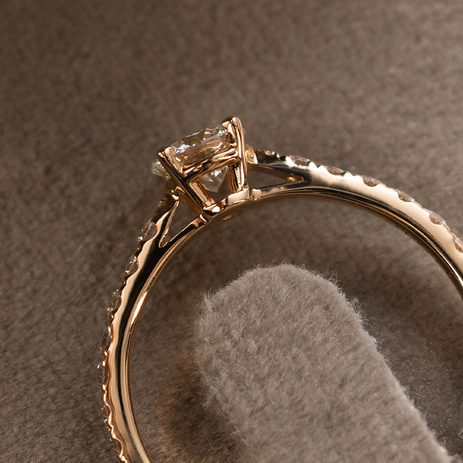 Ring solitaire paveé 750 rose gold 0.79ct 1 brilliant 0.45ct. F/Si1   18 brilliant. 0.34ct TW/VSi