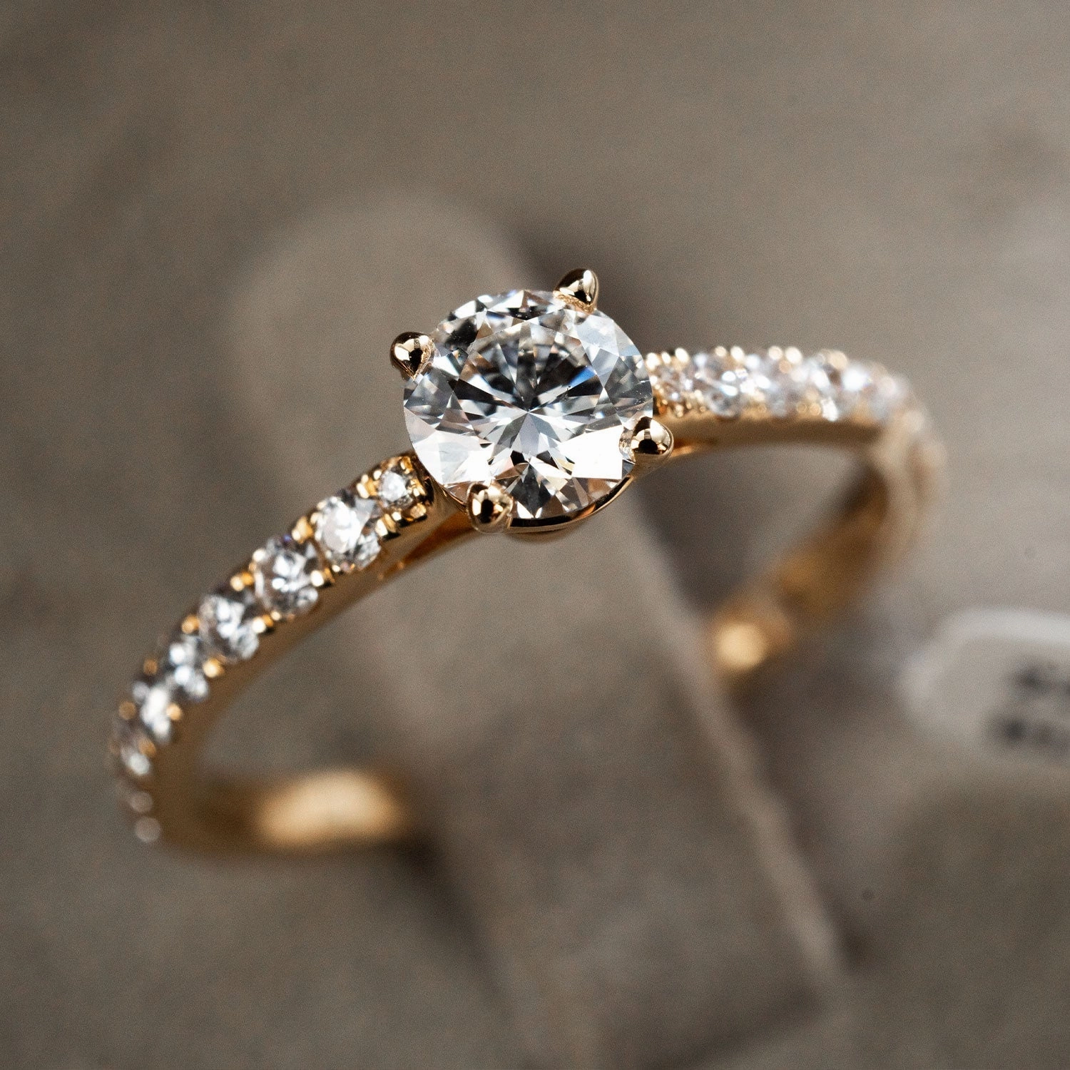 Ring solitaire paveé 750 rose gold 0.79ct 1 brilliant 0.45ct. F/Si1   18 brilliant. 0.34ct TW/VSi