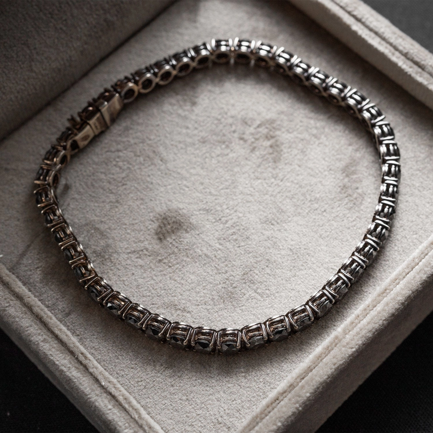 Tennisarmband 750 Weißgold 37 schwarze Diamanten 21,09ct 19,5cm
